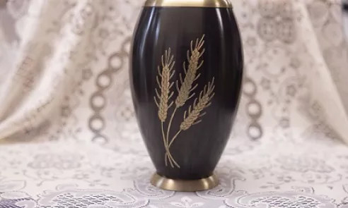 Large Brecon urn / Wrn Aberhonddu fawr.