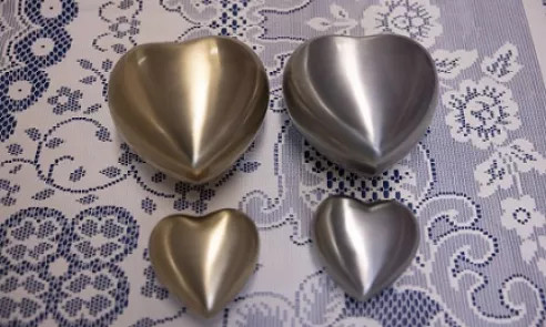 Gold and silver Cariad heart keepsake / Aur ac arian Cariad coffadwriaeth galon.