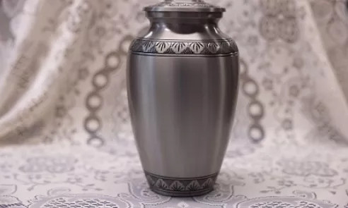 Large Mendip urn in silver / Wrn Mendip mawr mewn arian.
