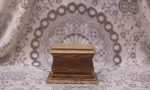 A small oak casket / Casged dderw fach.