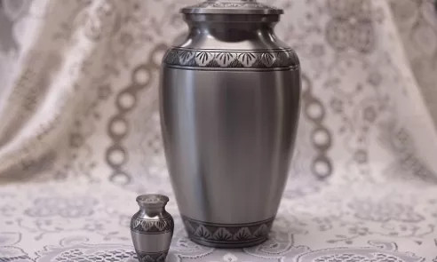A small mendip urn / Wrn mendip bach.
